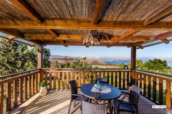 בית עץ עם נוף לכנרת