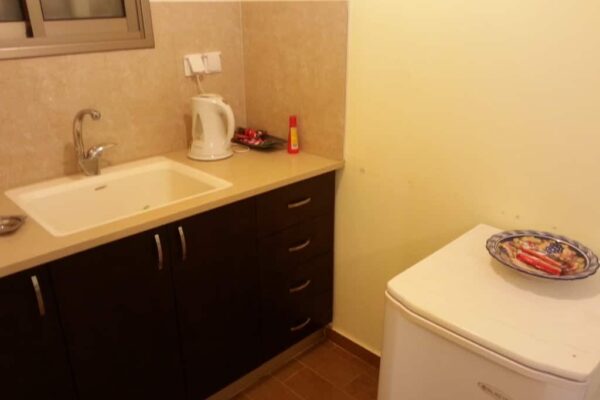 בין עצי הזית – מחלף לטרון