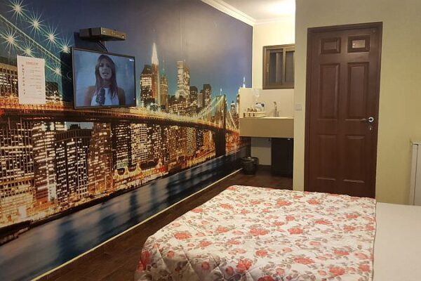 בין עצי הזית – מחלף לטרון