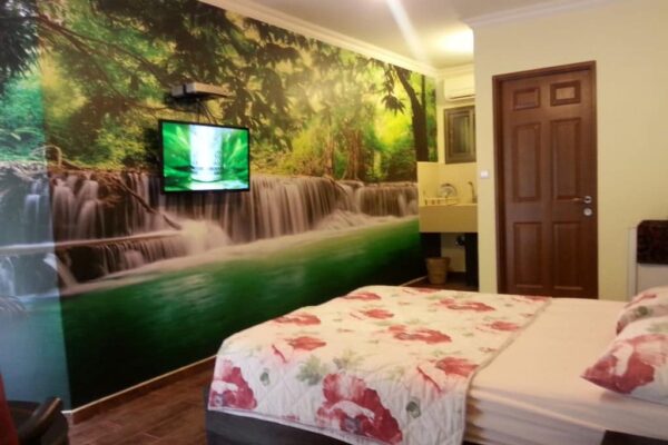 בין עצי הזית – מחלף לטרון