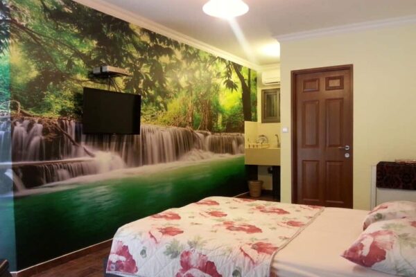 בין עצי הזית – מחלף לטרון