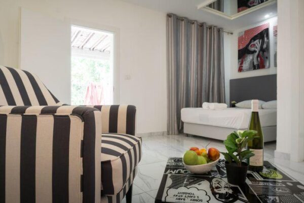 חדרי אירוח הינומה