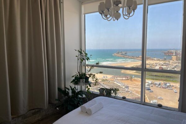 נגיעה מול הים