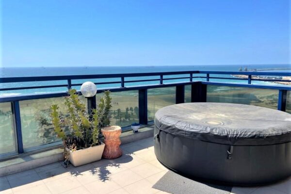 נגיעה מול הים