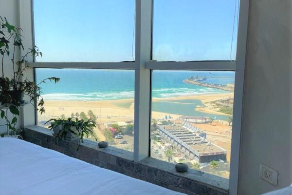 נגיעה מול הים