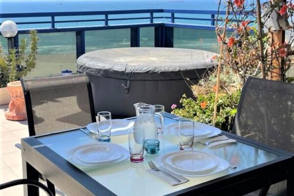 נגיעה מול הים