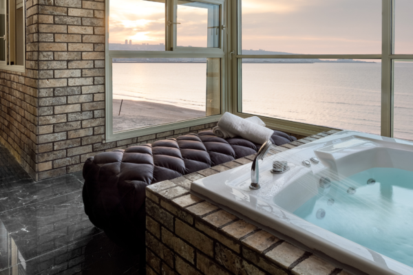 פנינה מול הים