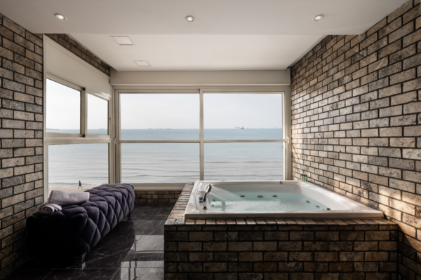 פנינה מול הים