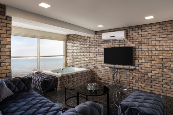 פנינה מול הים