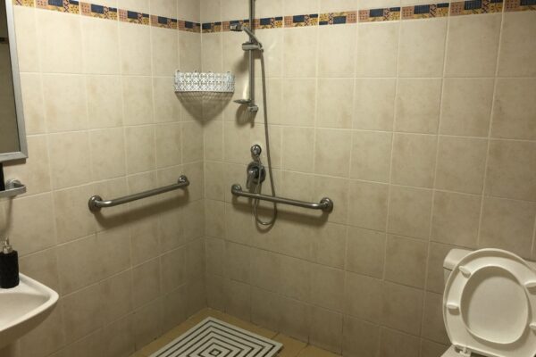 חדר להשכרה מול נופי החוף בבת ים