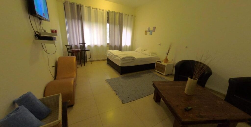 חדר אינטימי להשכרה בנשר