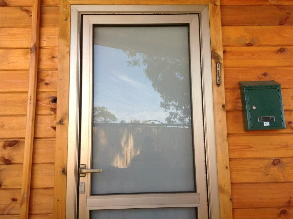 חדר פרטי בלב עין הוד בין עצי האקליפטוס