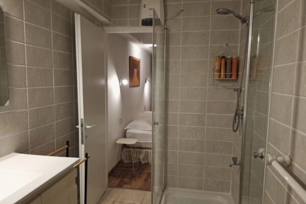 אירוח רומנטי בכפר ורדים – חדר אלונה